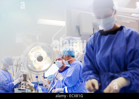 Giovane infermiere preparazione attrezzatura medica durante un intervento chirurgico Foto Stock