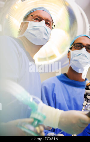 Basso angolo vista di coppia ai medici di eseguire l'intervento chirurgico Foto Stock