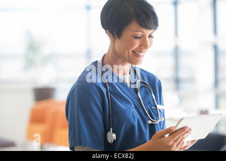 Medico donna utilizzando tablet pc in ospedale Foto Stock