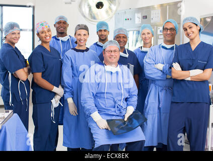 Team di medici e infermieri in sala operatoria Foto Stock