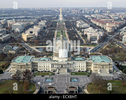 Vista aerea del ponteggio che copre la cupola della U.S. Capitol durante il restauro, 20 dicembre 2014 a Washington, DC. Il $60 milioni di dollari del progetto è quello di arrestare il deterioramento della ghisa cupola e conservarlo per il futuro. Foto Stock