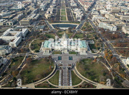 Vista aerea del ponteggio che copre la cupola della U.S. Capitol durante il restauro, 20 dicembre 2014 a Washington, DC. Il $60 milioni di dollari del progetto è quello di arrestare il deterioramento della ghisa cupola e conservarlo per il futuro. Foto Stock