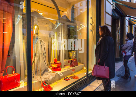 Parigi, Francia, donna che fa shopping da sola, fuori, vetrine notturne hermès (Rue du Faubourg Saint Honoré) negozio vetrina anteriore, accessori di alta moda, marchi di lusso, shopping di marchi internazionali Foto Stock