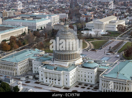 Vista aerea del ponteggio che copre la cupola della U.S. Capitol durante il restauro, 20 dicembre 2014 a Washington, DC. Il $60 milioni di dollari del progetto è quello di arrestare il deterioramento della ghisa cupola e conservarlo per il futuro. Foto Stock