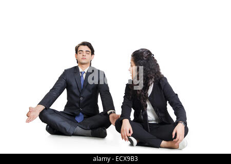 2 indian Business dipendente collega meditazione yoga Foto Stock