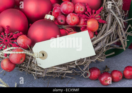 Rosso albero di natale sfere con la carta Foto Stock