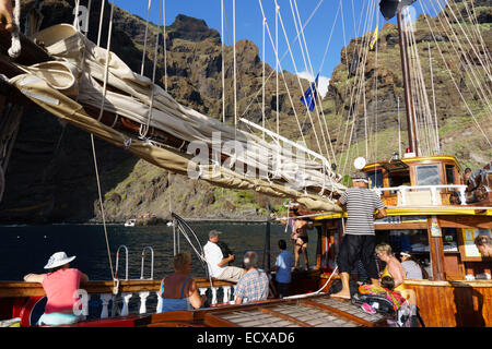 Tenerife - pinna Onu "nave pirata' escursione turistica, osservare i delfini, alla baia di Masca da Los Gigantes. Foto Stock