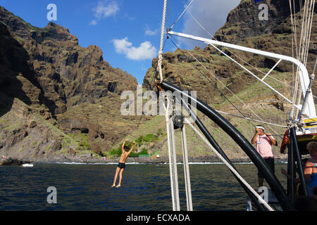 Tenerife - pinna Onu "nave pirata' escursione turistica, osservare i delfini, alla baia di Masca da Los Gigantes. Immersioni dalla Barca. Foto Stock