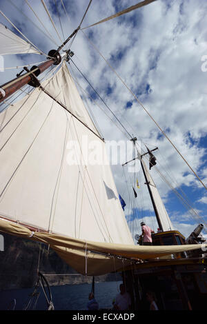 Tenerife - pinna Onu "nave pirata' escursione turistica, osservare i delfini, alla baia di Masca da Los Gigantes. Foto Stock