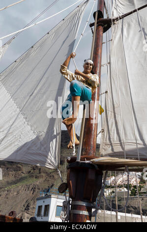 Tenerife - pinna Onu "nave pirata' escursione turistica, osservare i delfini, alla baia di Masca da Los Gigantes. Foto Stock