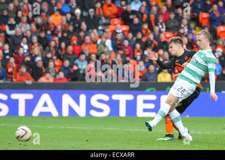 Glasgow, Scozia. Xxi Dec, 2014. Premier League scozzese. Celtic rispetto a Dundee United. Leigh Griffiths uno tira indietro per renderlo 2-1 a Dundee United Credito: Azione Sport Plus/Alamy Live News Foto Stock