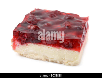 Pezzo di cherry cheesecake isolato su bianco Foto Stock