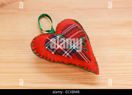 Fatte a mano in tartan rosso a forma di cuore decorazione di Natale, cucita con la parola gioia Foto Stock