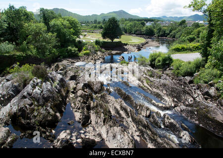 EIRE; KERRY; SNEEM;la costa rocciosa del KENMARE RIVER Foto Stock