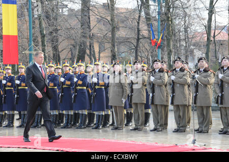 Bucarest, Romania. Xxi Dec, 2014. Presidente rumeno Klaus Iohannis recensioni la guardia d'Onore nel palazzo presidenziale di Bucarest, Romania, 21 dicembre 2014. Presidente rumeno-elect Klaus Iohannis domenica ha preso il suo presidential giuramento davanti al Parlamento bicamerale, promettendo di prendere il suo paese a una più forte e più luminoso futuro. Credito: Lin Huifen/Xinhua/Alamy Live News Foto Stock