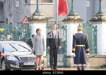 Bucarest, Romania. Xxi Dec, 2014. Presidente rumeno Klaus Iohannis e sua moglie rivedere la guardia d'Onore nel palazzo presidenziale di Bucarest, Romania, 21 dicembre 2014. Presidente rumeno-elect Klaus Iohannis domenica ha preso il suo presidential giuramento davanti al Parlamento bicamerale, promettendo di prendere il suo paese a una più forte e più luminoso futuro. Credito: Lin Huifen/Xinhua/Alamy Live News Foto Stock