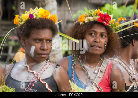 La Melanesia, Papua Nuova Guinea, fiume Sepik area, Murik laghi, Karau Village. Villaggio Tradizionale sing-sing. Foto Stock