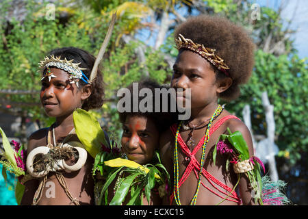 La Melanesia, Papua Nuova Guinea, Tuam Isola, Tuam village. Villaggio Tradizionale sing-sing. Le giovani ragazze in costume. Foto Stock