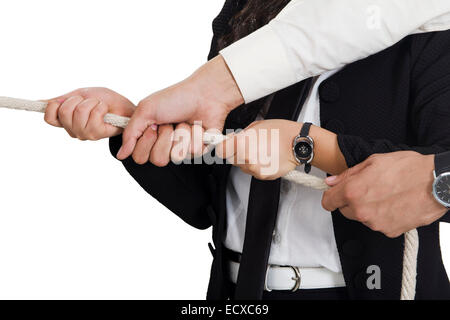 2 indian Business collega dipendente giocando rimorchiatore di guerra Foto Stock