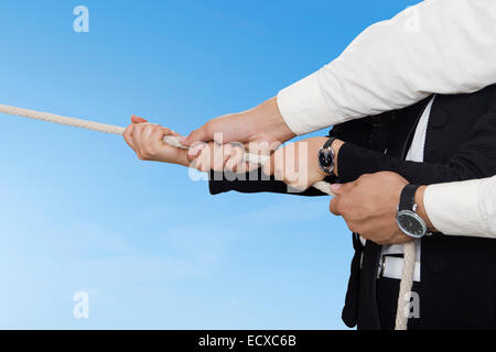 2 indian Business collega dipendente giocando rimorchiatore di guerra Foto Stock