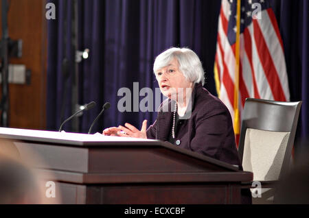 La US Federal Reserve Presidentessa Janet Yellen fornisce una dichiarazione di apertura della Riserva Federale Mercato Aperto conferenza stampa Dicembre 17, 2014 a Washington, DC. Foto Stock