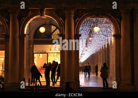 Natale Luce in Venezia - portici vicino Cafe Florian Foto Stock
