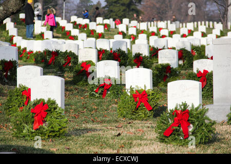 Migliaia di ghirlande di Natale sono collocati sulle tombe al Cimitero Nazionale di Arlington, Dicembre 13, 2014 in Arlington, VA. Le corone sono collocati presso le tombe dei caduti i membri del servizio durante le ghirlande in tutta l'America evento. Foto Stock