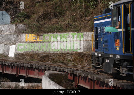 Darjeeling Himalayan Railway treno a vapore che viaggia da Kurseong di Darjeeling, passando Gorkhaland propaganda en route Foto Stock