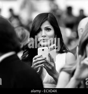 CANNES, Francia - 17 Maggio: Freida Pinto assiste il 'Saint Laurent' premiere durante la 67th festival di pellicola di Cannes il 17 maggio 2014 Foto Stock