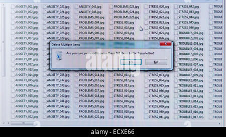 Prompt per eliminare i file etichettato ansia, stress, problemi e difficoltà in browser, concettuale. Foto Stock