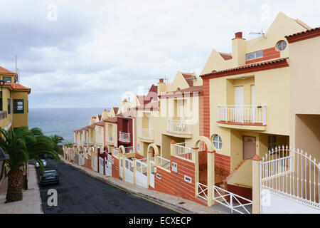 Tenerife - San Juan de la Rambla. Storico villaggio sulla costa nord, ad ovest di Puerto de la Cruz. Nuove case. Foto Stock