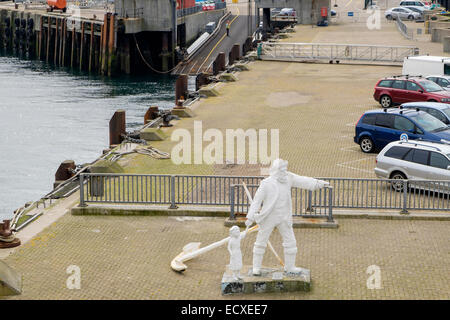 Pescatore e bambino scultura di Mark Rogers sul molo nel porto di Mallaig, Lochaber, Highland, Scozia, Regno Unito, Gran Bretagna Foto Stock