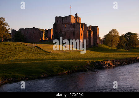 Brougham Castello, vicino a Penrith, al tramonto Foto Stock