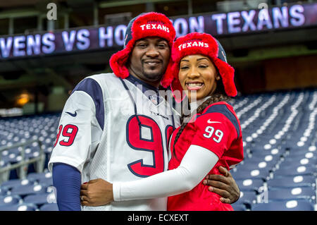 Houston, Texas, Stati Uniti d'America. Xxi Dec, 2014. Houston Texans tifosi guardare pregame warmup durante la NFL stagione regolare partita di calcio tra la Baltimore Ravens e Houston Texans al NRG Stadium di Houston, TX. Credito: csm/Alamy Live News Foto Stock