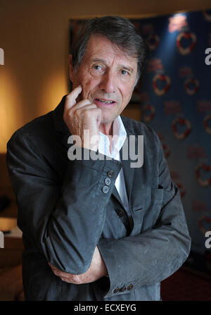 FILE - Un archivio foto datata 17 settembre 2010 mostra il cantante e musicista Udo Juergens a Berlino, Germania. Il 77-anno-vecchio Juergens deve sottoporsi ad un test di paternità. La Hessian corte distrettuale di Dieburg ha sentenziato così, dopo che una donna ha proposto un ricorso contro Juergens. Il 39-anno-vecchia donna sostiene di essere la figlia di Juergens. Un portavoce della corte ha annunciato il test di paternità requisito per il 09 dicembre 2011, conferma di una relazione da parte della 'Bild' giornale. Foto: Jens Kalaene Foto Stock