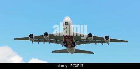 10/4/14, Glasgow, Scotland, Regno Unito. Airbus A380 decolla dall'Aeroporto Internazionale di Glasgow. Foto Stock