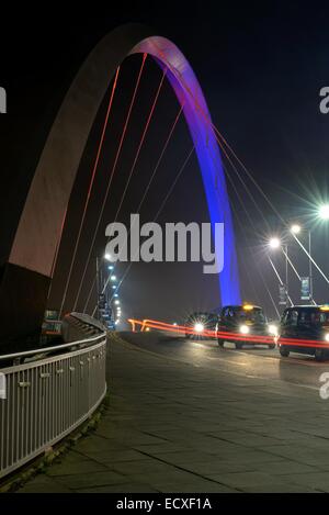Il Clyde arc bridge illuminato di Finnieston, Glasgow con auto sentieri di luce. Foto Stock