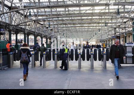 Azionato elettronicamente la biglietteria automatica porte di lettura di controllo di entrata per la stazione ferroviaria di piattaforma. Foto Stock