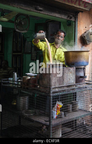 Chai wallah preparando il tè in Jodhpur, India Foto Stock