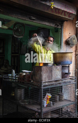 Chai wallah preparando il tè in Jodhpur, India Foto Stock