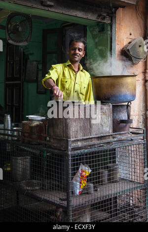 Chai wallah preparando il tè in Jodhpur, India Foto Stock