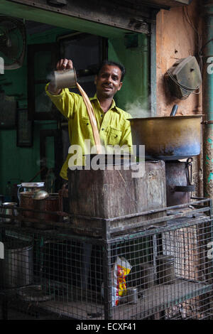 Chai wallah preparando il tè in Jodhpur, India Foto Stock