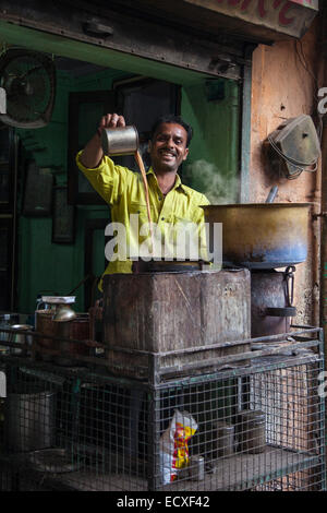 Chai wallah preparando il tè in Jodhpur, India Foto Stock