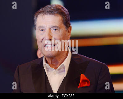 Freiburg, Germania. 1 Sep, 2014. () - Cantante tedesco Udo Juergens sorge sul palco durante il televisiva evento giubilare intitolato "Udo Juergens   Mitten im Leben" (Udo Juergens   nel mezzo della vita) sulla rete pubblica tedesca ZDF a Friburgo in Germania, 1 settembre 2014. Juergens celebra il suo ottantesimo compleanno il 30 settembre 2014. Foto: Patrick Seeger/dpa/Alamy Live News Foto Stock