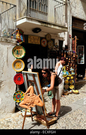 Pottery suns e Trinacria in negozi per turisti e ceramiche siciliane Érice, Erice, in Sicilia Foto Stock