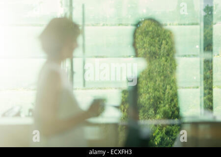 Vista sfocati di imprenditrici parlando in ufficio Foto Stock