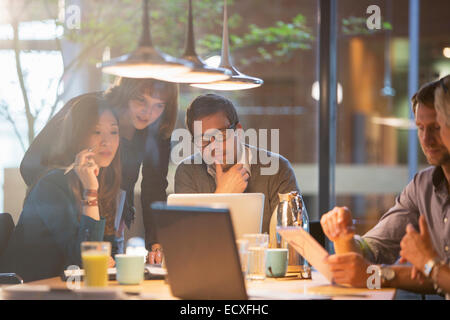 La gente di affari con computer portatile in office meeting Foto Stock