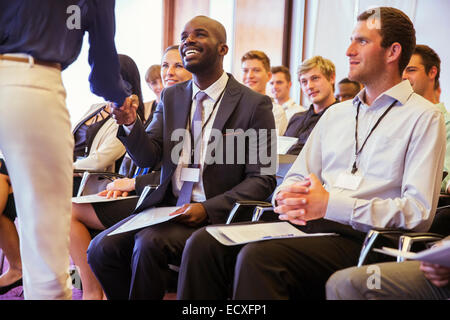 La gente di affari si stringono la mano durante la riunione di affari in sala conferenze Foto Stock