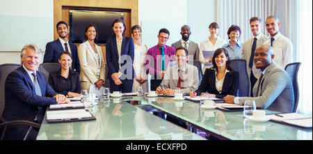 Ritratto di gruppo di sorridere la gente di affari in sala conferenze Foto Stock