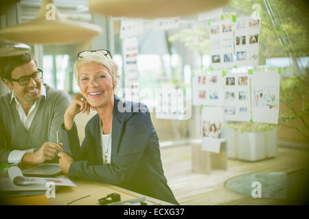 La gente di affari sorridente in ufficio Foto Stock